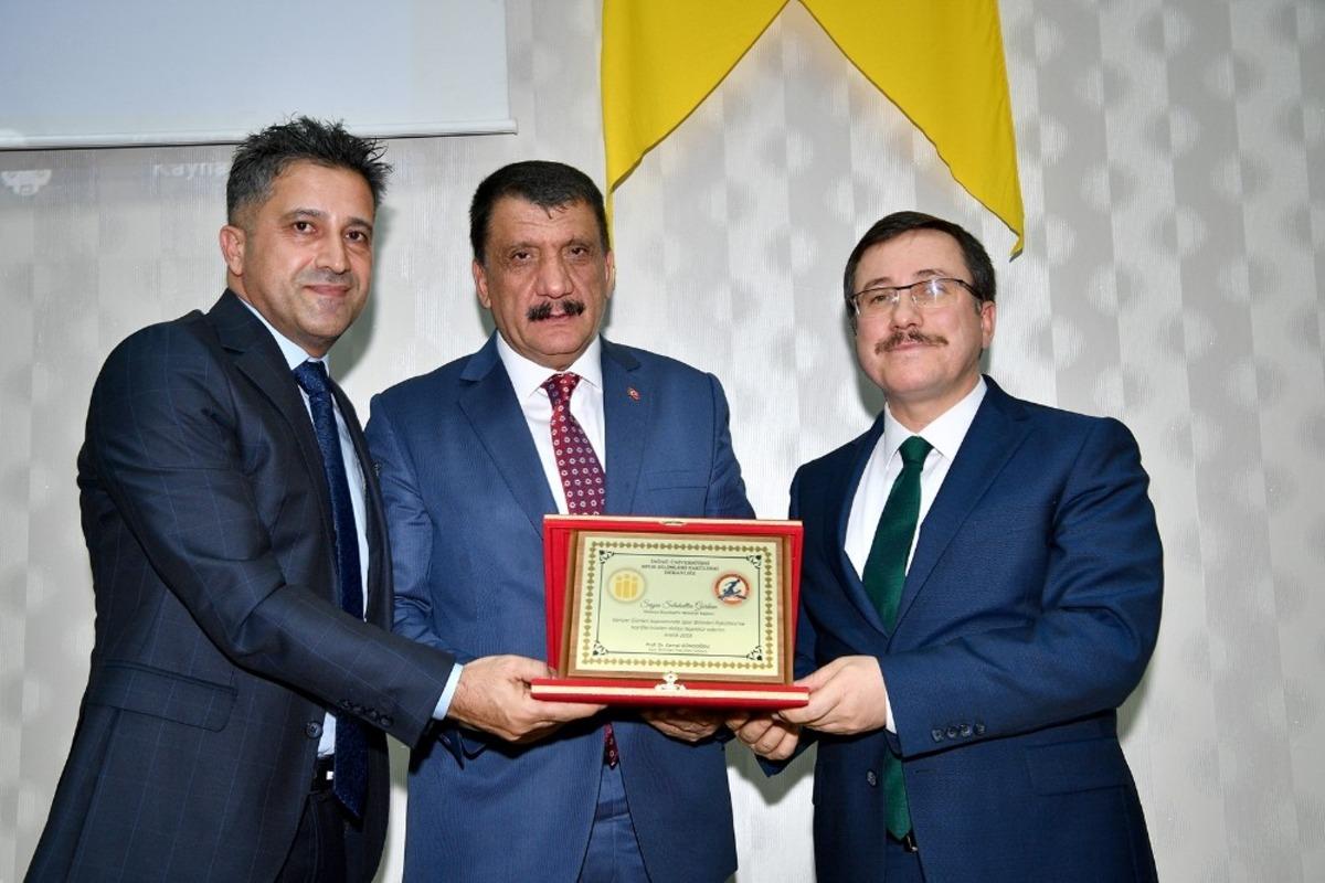 Başkan G&uuml;rkan, Kariyer G&uuml;nleri&rsquo;nde konuştu