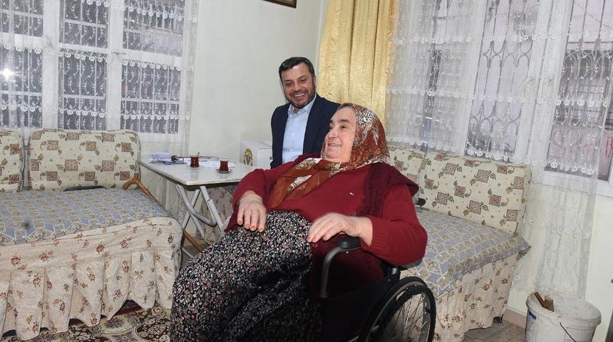 Başkan Kocaispir&rsquo;den engellilere tekerlekli sandalye