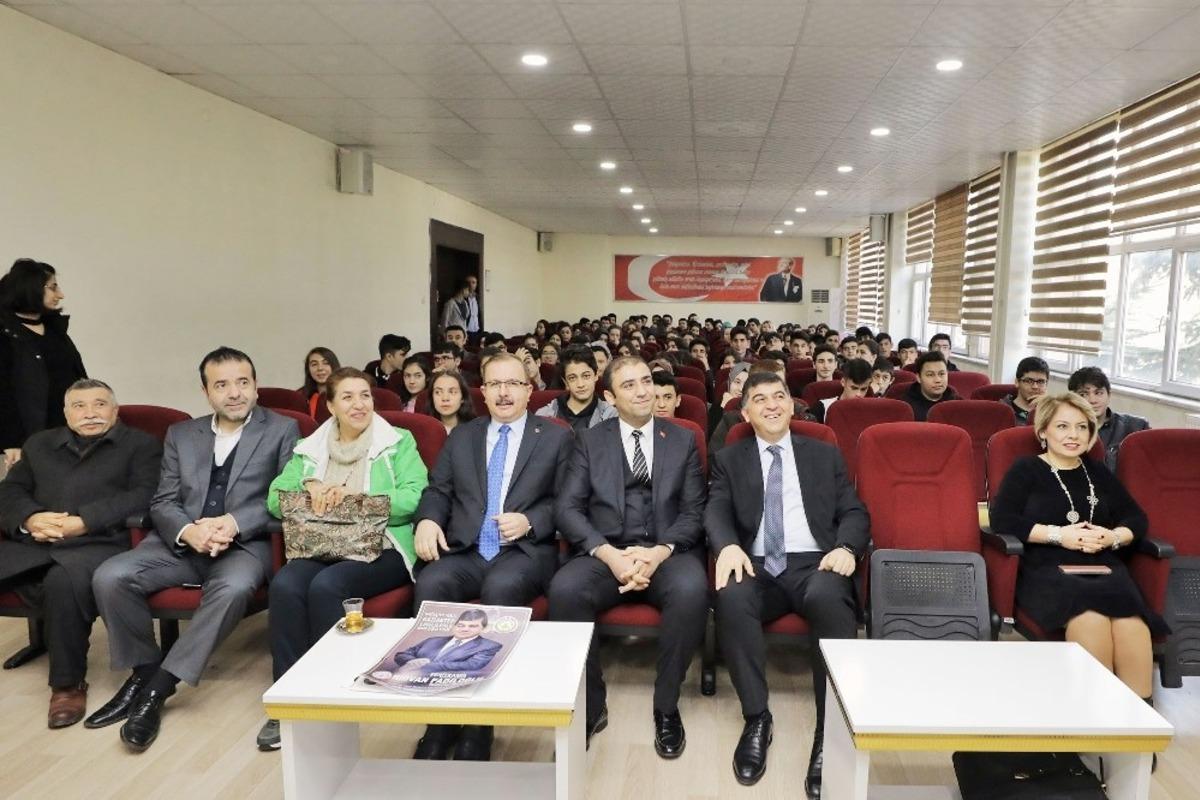 Yıllar &ouml;nce mezun olduğu okulun &ouml;ğrencileriyle buluştu