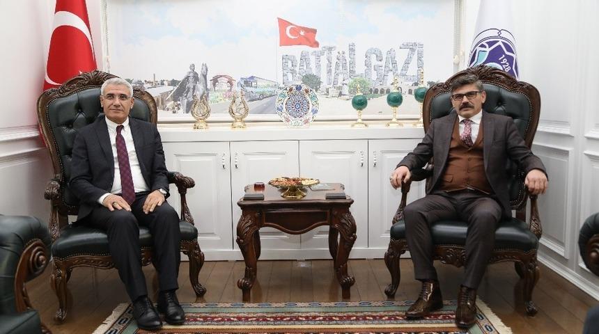 M&uuml;d&uuml;r Dağdeviren&rsquo;den Başkan G&uuml;der&rsquo;e ziyaret