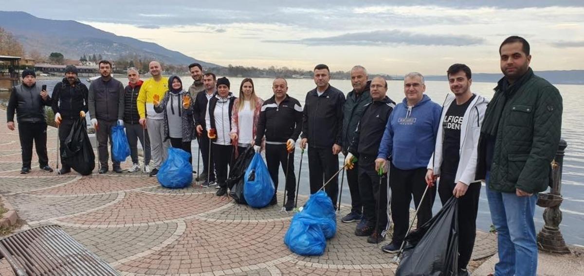Sapanca G&ouml;l&uuml; &ccedil;evresinde &ccedil;&ouml;p topladılar
