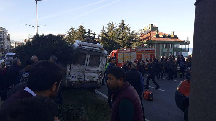 Trabzon'da TIR, yolcu minibüsüne çarptı: 2 ölü, 20 yaralı G4