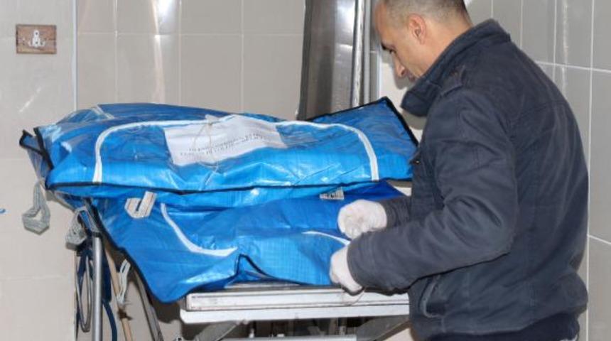 Eşini testereyle par&ccedil;aladı! &Ccedil;uvala koyup toprağa g&ouml;md&uuml;