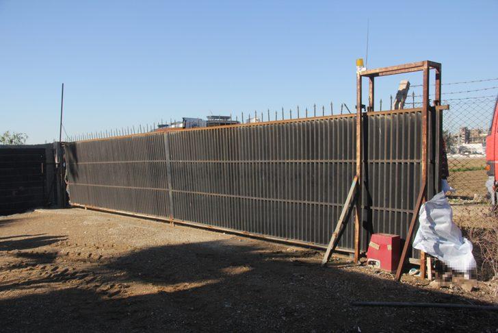 Adana'da 5 yaşındaki Ömer otomatik kapıya sıkışarak hayatını kaybetti G4