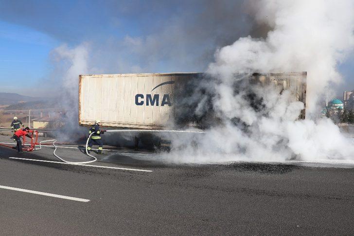 Lastiği patlayan tırın dorsesi alev alev yandı G1