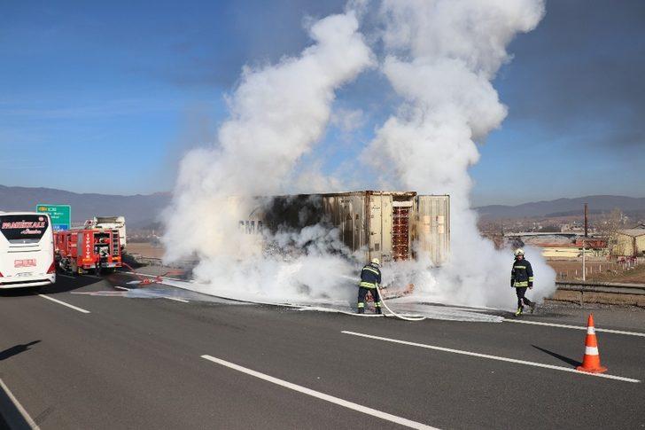 Lastiği patlayan tırın dorsesi alev alev yandı G2