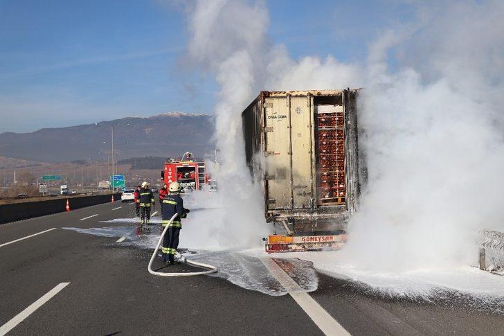 Lastiği patlayan tırın dorsesi alev alev yandı G3
