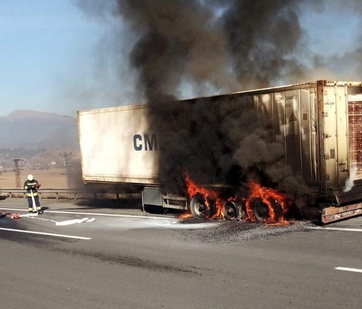 Lastiği patlayan tırın dorsesi alev alev yandı G5