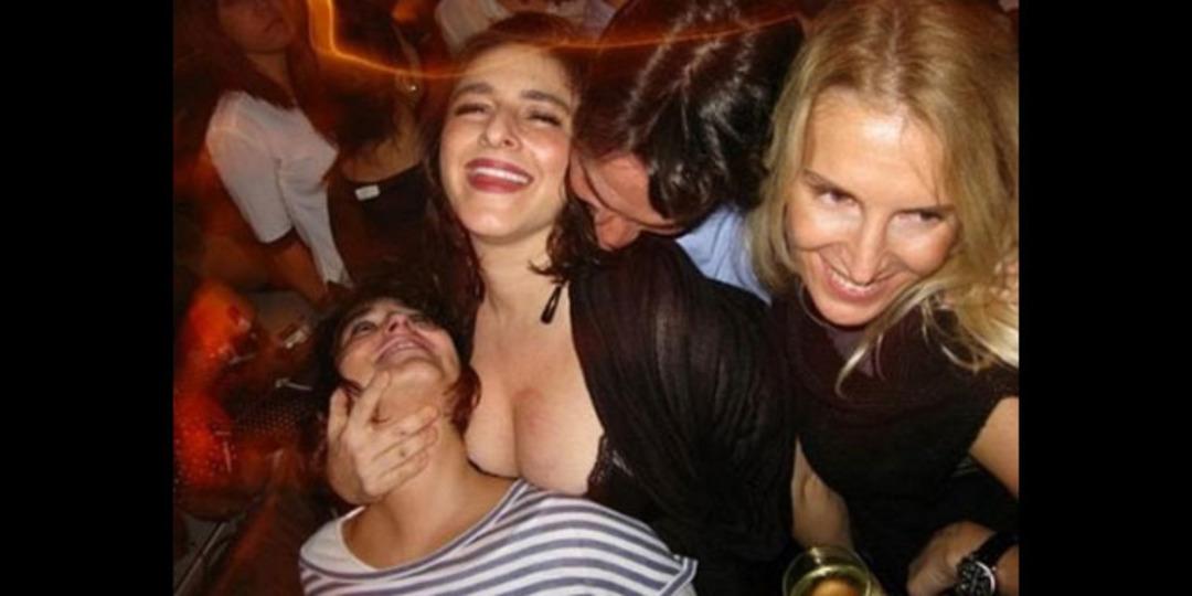 G&ouml;ğs&uuml;n&uuml; gere gere paylaştı