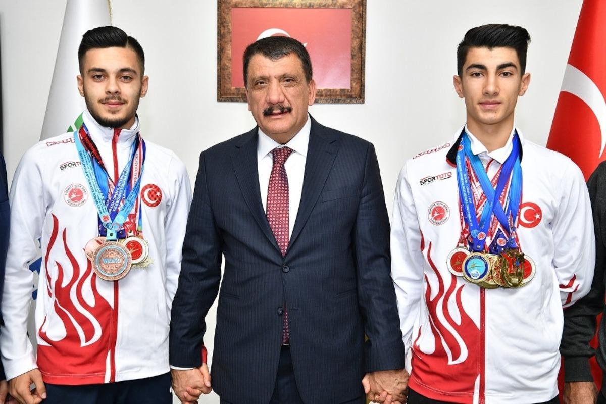 Başkan G&uuml;rkan, d&uuml;nya &uuml;&ccedil;&uuml;nc&uuml;s&uuml; olan milli sporcuyu tebrik etti