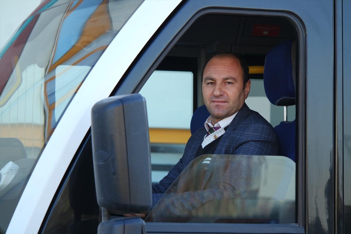 Toplu taşıma aracında rahatsızlanan yolcuyu hastaneye yetiştirme telaşı kamerada