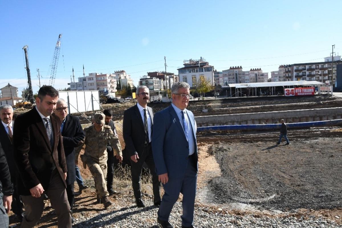 Vali Aykut Pekmez Altınşehir Alt Ge&ccedil;it Projesini inceledi