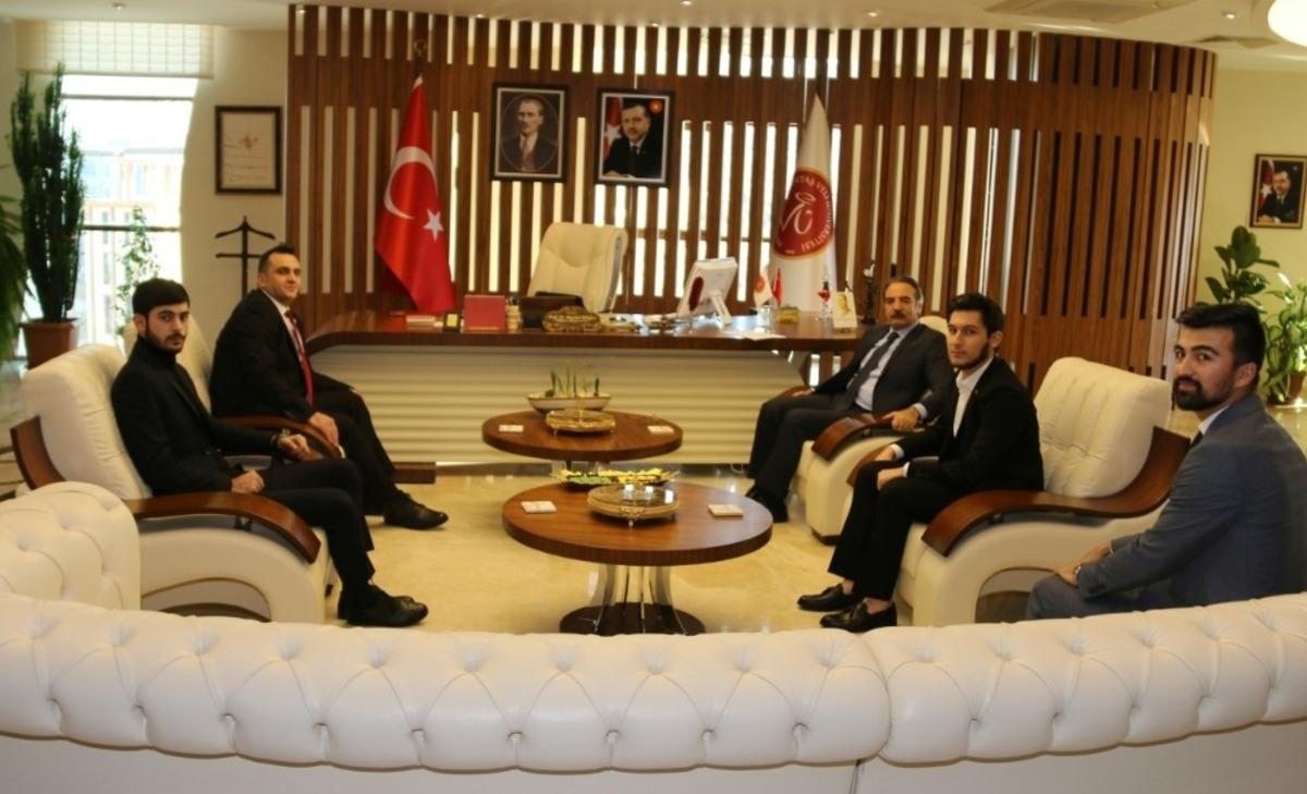 İl G&ouml;&ccedil; İdaresi M&uuml;d&uuml;r&uuml; Doksar ve &uuml;lke temsilcisi &ouml;ğrencilerden Rekt&ouml;r Bağlı&rsquo;ya ziyaret