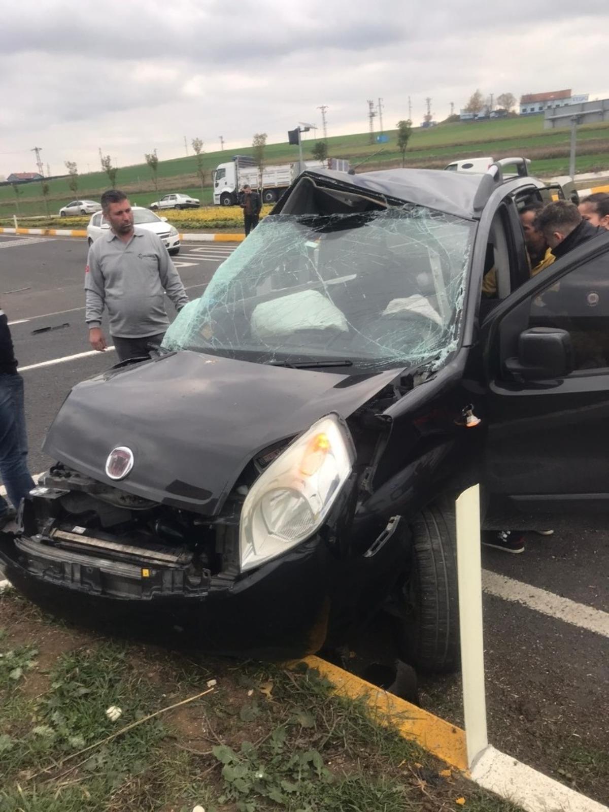 Tekirdağ&rsquo;da tır ile ticari ara&ccedil; &ccedil;arpıştı: 1 yaralı