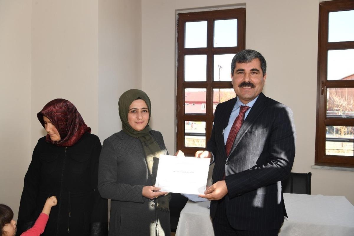 Şule Y&uuml;ksel Şenler Bilgi Evi ilk mezunlarını verdi