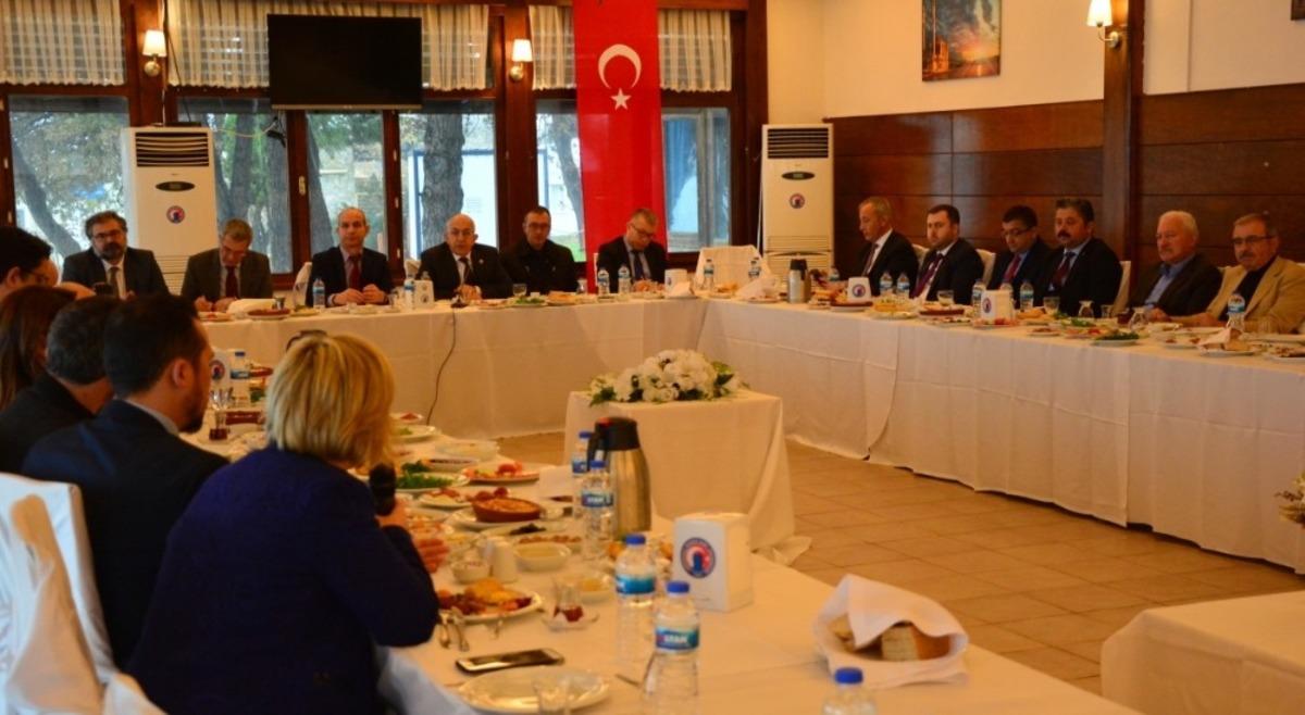 &Ccedil;OM&Uuml; Rekt&ouml;r&uuml; Prof. Dr. Sedat Murat, belediye başkanlarıyla bir araya geldi