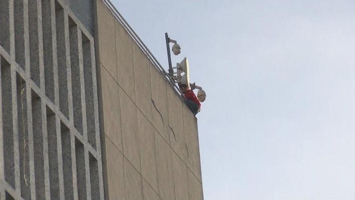 İBB'nin çatısında intihar girişimi G1