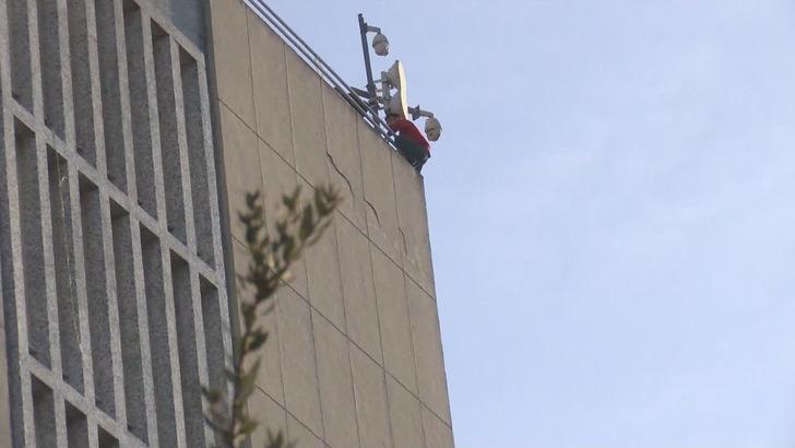 İBB'nin çatısında intihar girişimi G2