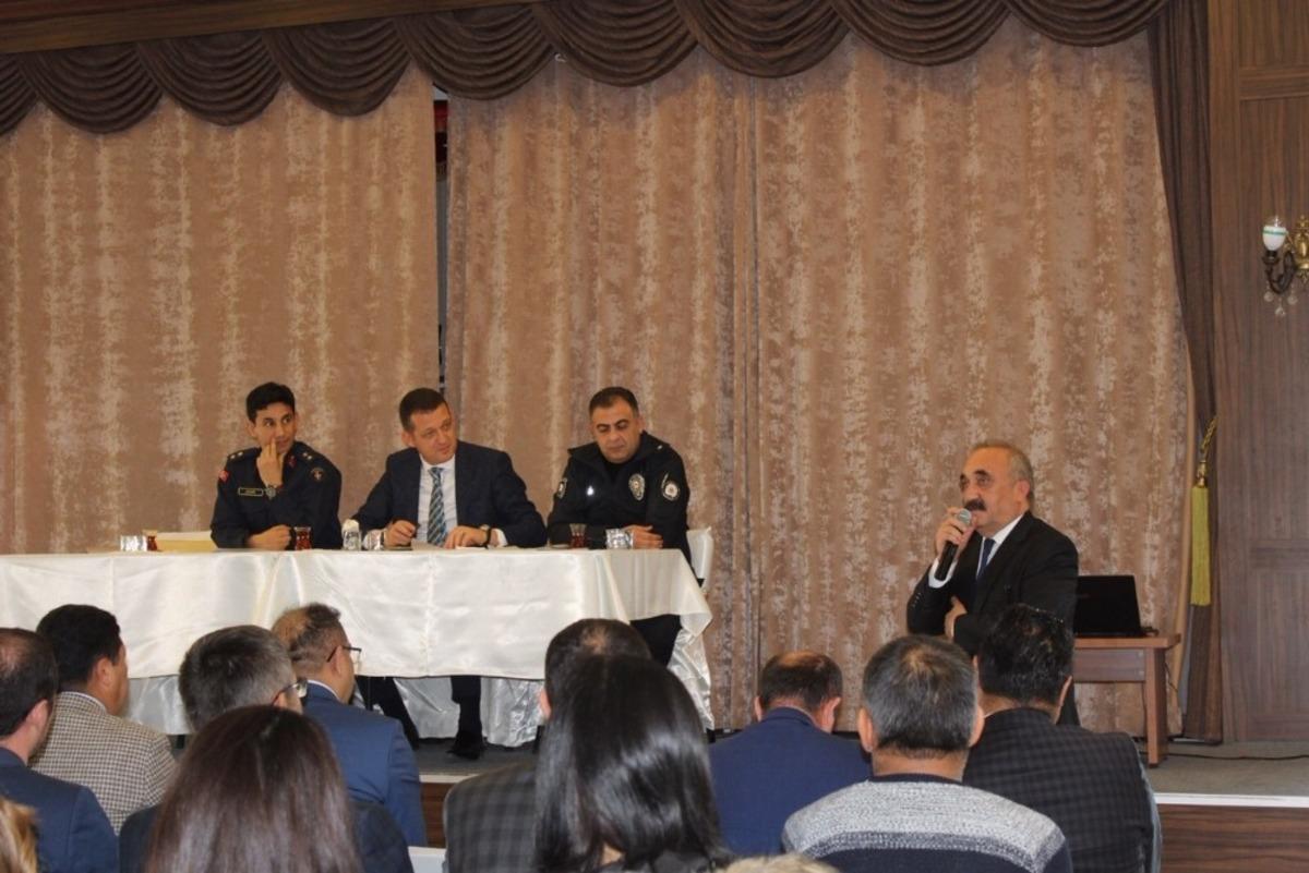 Kaymakam &Uuml;rkmezer muhtarlarla buluştu