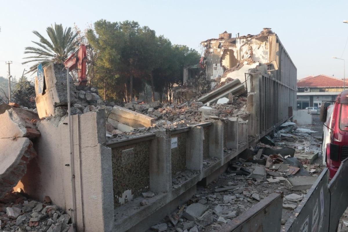 60 yıllık eski belediye binası yıkılarak modern y&uuml;z&uuml;ne kavuşacak