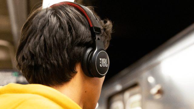 Hayaller gerçek oldu: JBL şarj derdini bitiren kulaklık üretti! İşte özellikleri, fiyatı