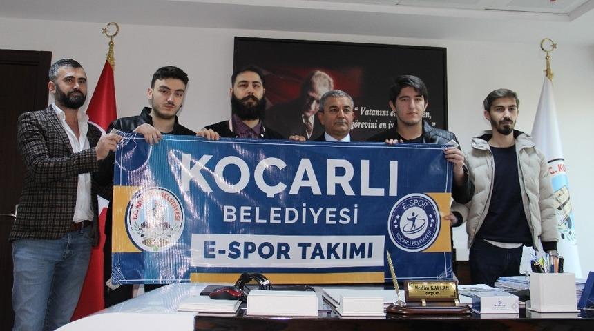 Başkan Kaplan, sanal alemdeki başarılı ekibe ger&ccedil;ek alemde tebrik etti