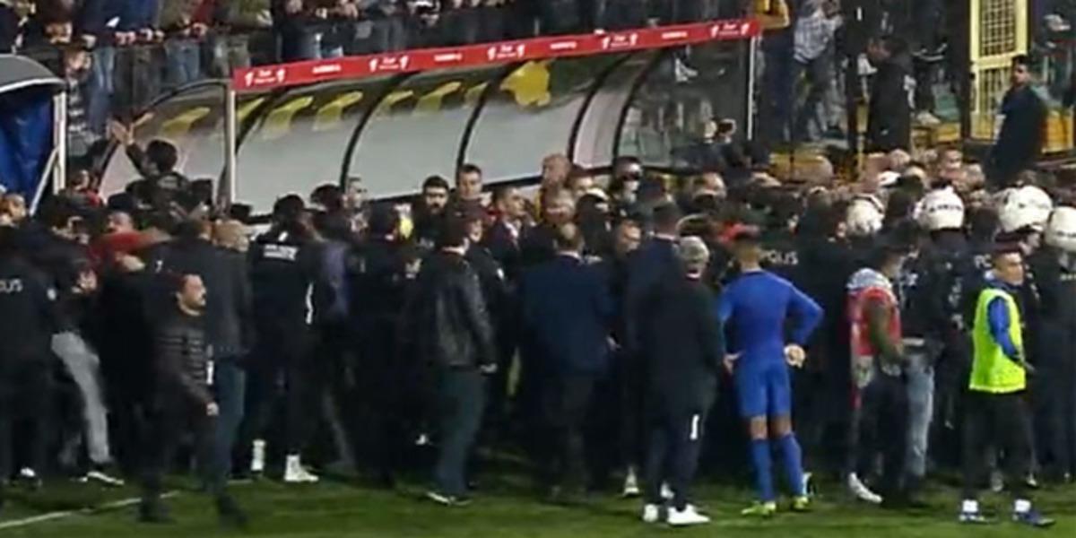 Son dakika! Tuzlaspor - Galatasaray ma&ccedil;ı sonrası kavga &ccedil;ıktı!