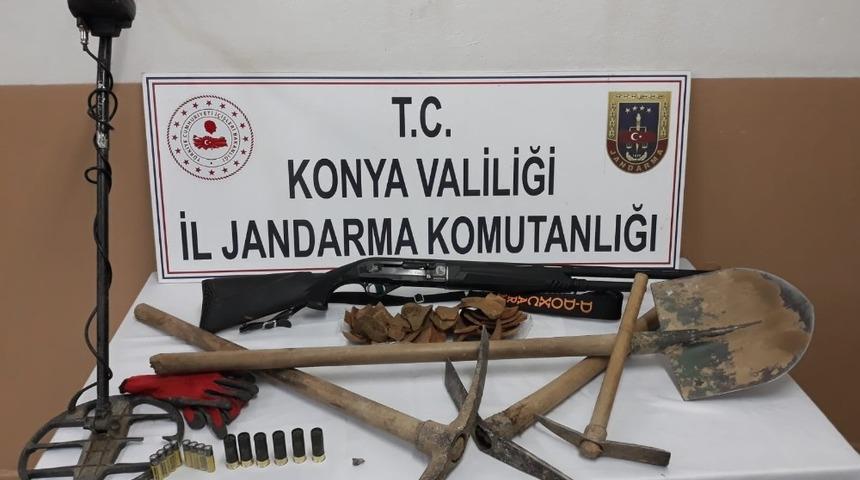 Define ararken jandarmaya yakalandılar