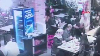 Bebek sandalyesine çarpan garsona saldırı kamerada