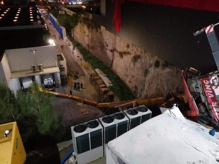 AVM'nin dış cephesine yılbaşı süsü yapılırken vinç devrildi: 1 ölü, 3 yaralı G1