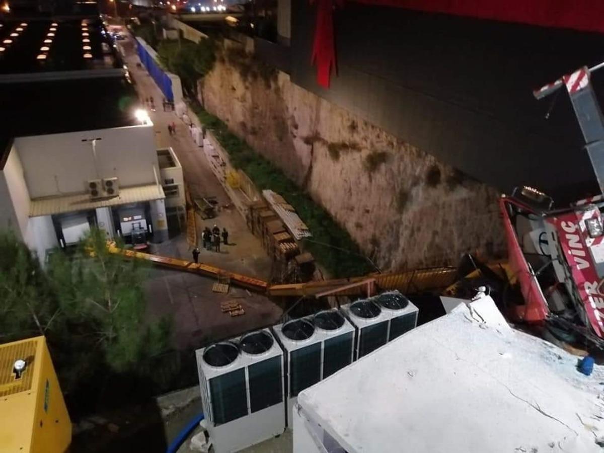 AVM'nin dış cephesine yılbaşı s&uuml;s&uuml; yapılırken vin&ccedil; devrildi: 1 &ouml;l&uuml;, 3 yaralı