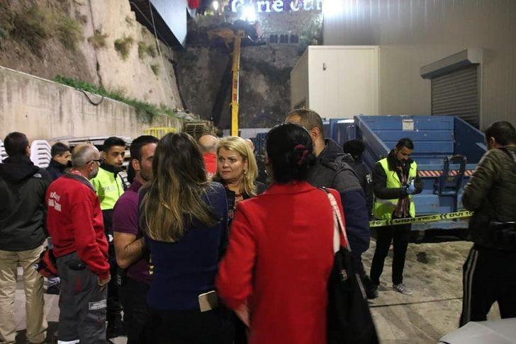 AVM'nin dış cephesine yılbaşı süsü yapılırken vinç devrildi: 1 ölü, 3 yaralı G2