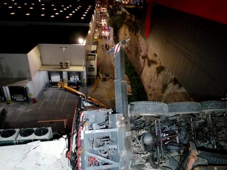 AVM'nin dış cephesine yılbaşı süsü yapılırken vinç devrildi: 1 ölü, 3 yaralı G3