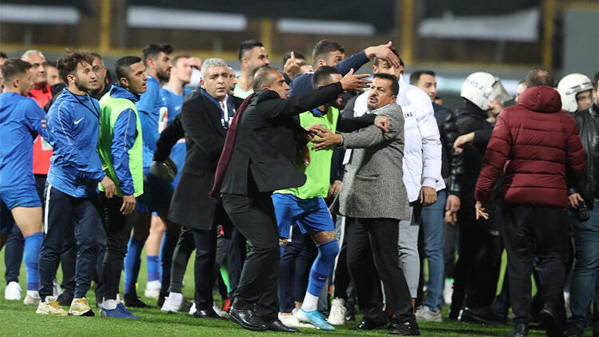 Tuzlasporlu G&ouml;khan &Ccedil;ıra'dan Fatih Terim'e olay s&ouml;zler: Sen kimsin? Mafya mısın?