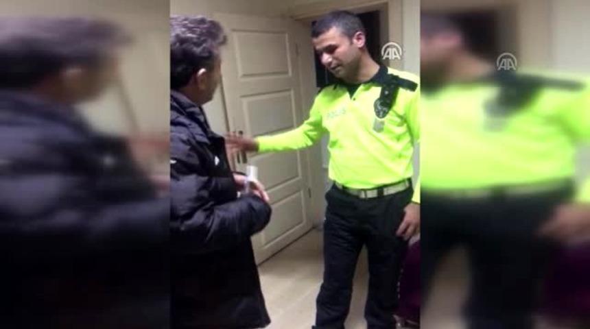 Trafik polislerince uygulama b&ouml;lgesinde bulunan 10 bin lira sahibine teslim edildi