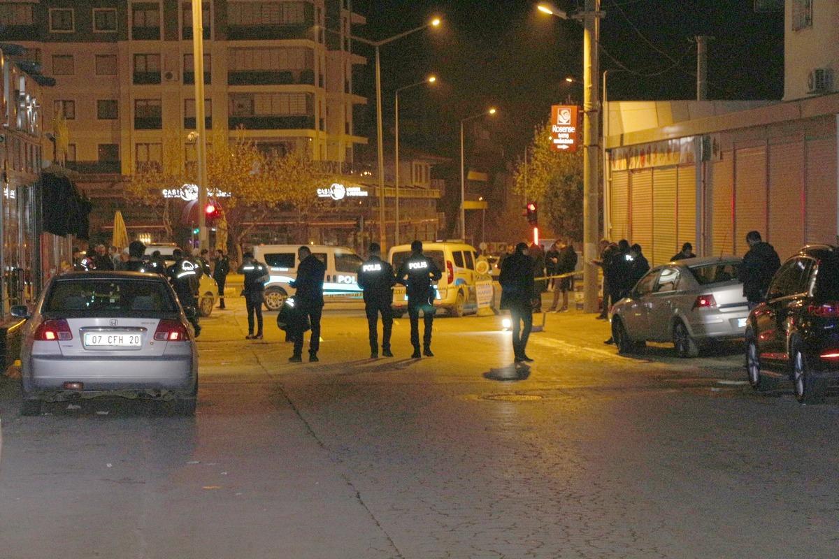 Isparta'da eğlence mekanı &ccedil;ıkışı kurşun yağmuru! Sokak kan g&ouml;l&uuml;ne d&ouml;nd&uuml;!