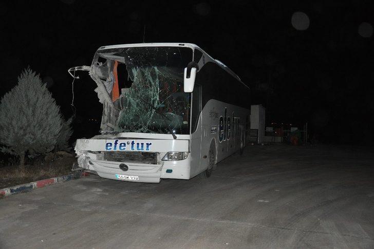 Afyonkarahisar'da tur otobüsü kamyona çarptı: Çok sayıda yaralı var! G2
