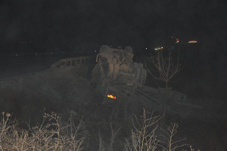 Afyonkarahisar'da tur otobüsü kamyona çarptı: Çok sayıda yaralı var! G4