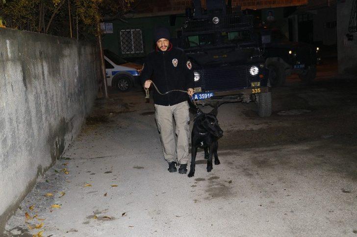 Adana'da şafak vakti torbacılara baskın: Çok sayıda gözaltı G4