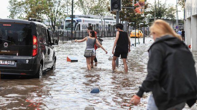 İstanbul'da denize yakın bir diğer bölge olan Kabataş da su baskınları yaşıyor