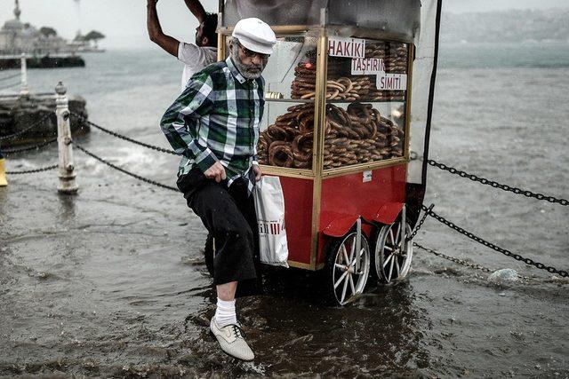 İstanbul'da yoğun yağışın ardından Üsküdar sahili gibi yerlerde su baskınları yaşanıyor