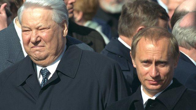 Boris Yeltsin ve Putin, Moskova Kızıl Meydan'da Mayıs 2000'de düzenlenen Zafer Günü kutlamalarında.