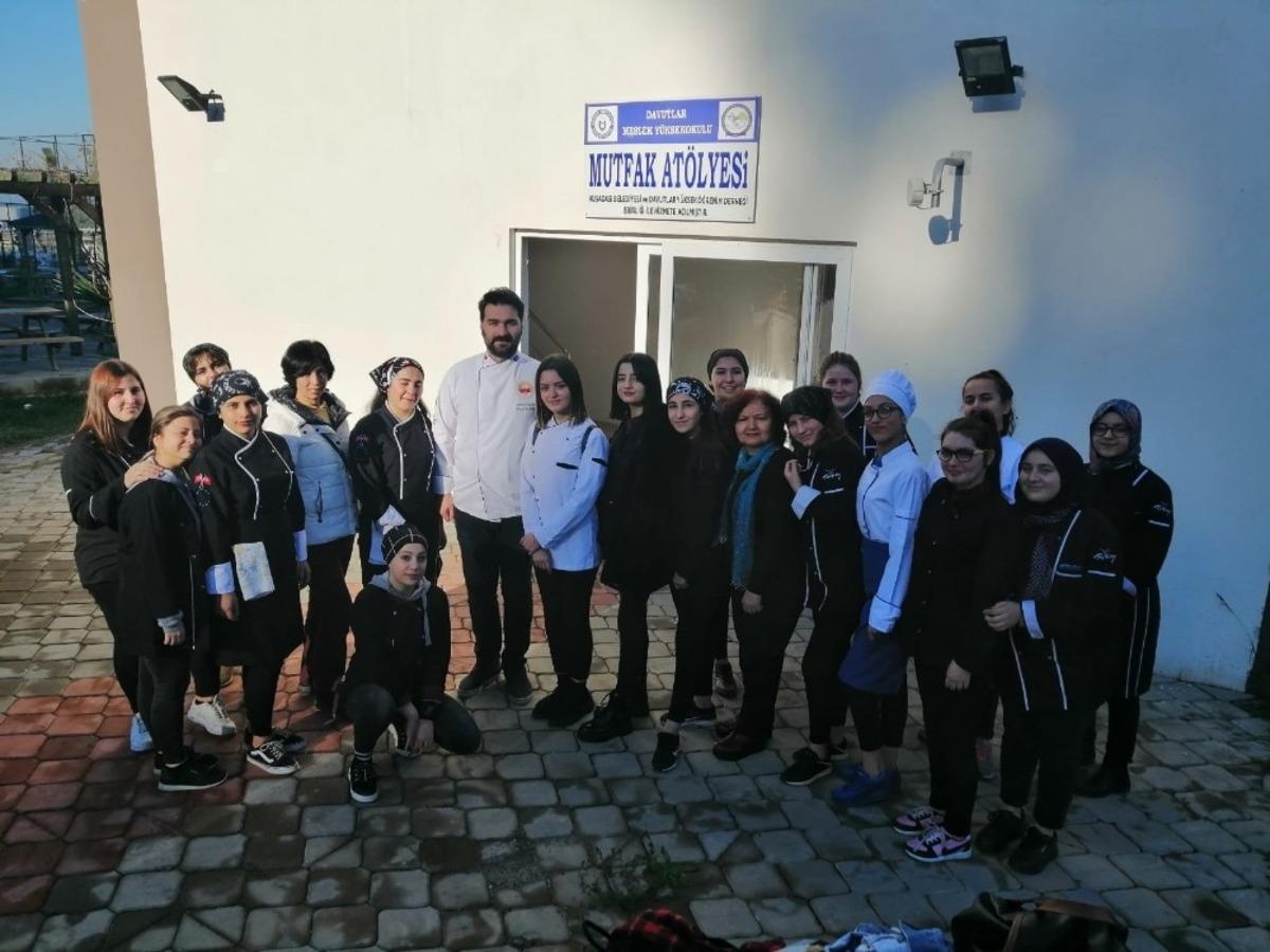 Lise &ouml;ğrencilerine Davutlar MYO b&ouml;l&uuml;mlerini tanıdı