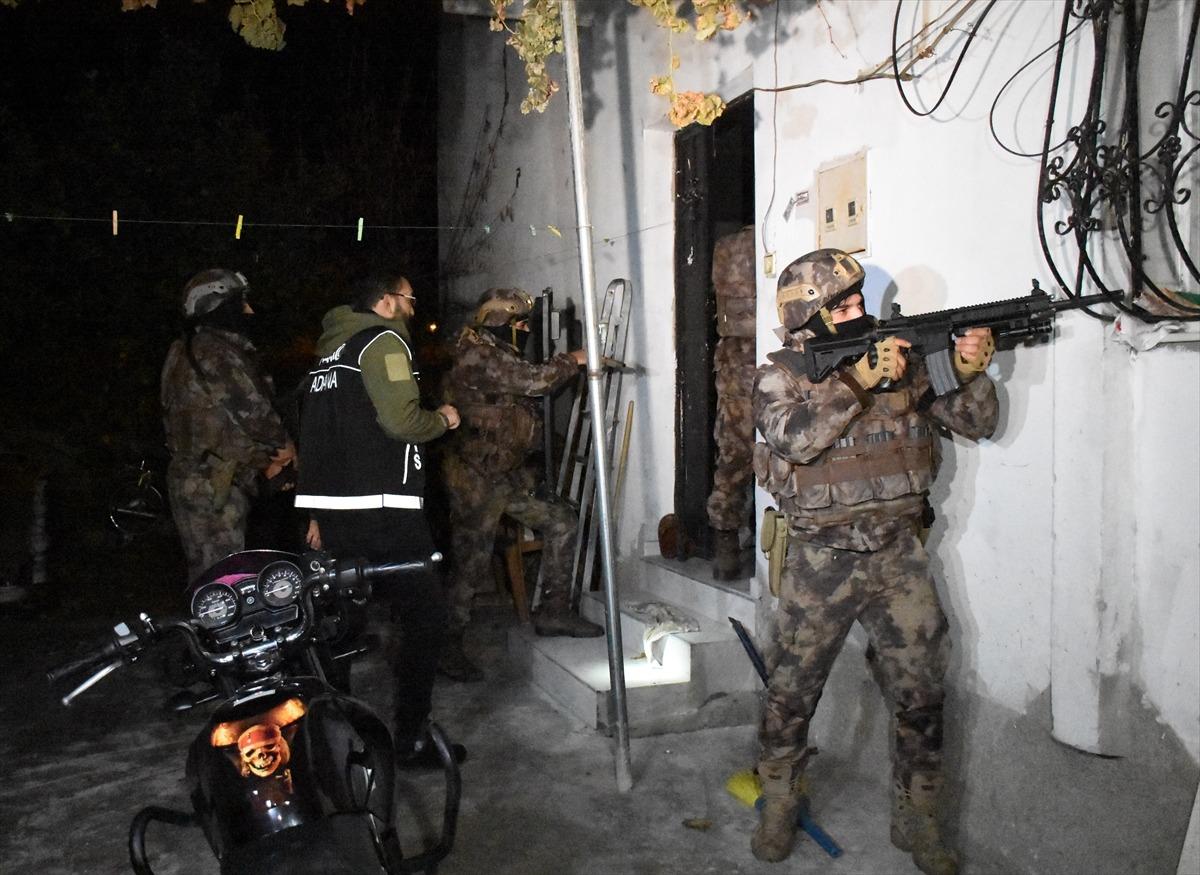 G&Uuml;NCELLEME - Adana'da uyuşturucu satıcılarına y&ouml;nelik operasyonda 17 ş&uuml;pheli g&ouml;zaltına alındı