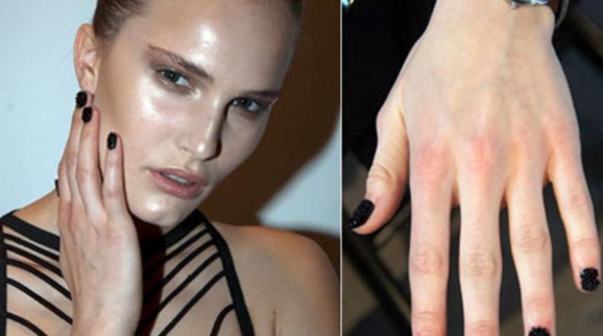 Siyah Boncuklu Tırnaklar