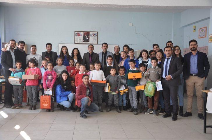 Kolej öğrencilerinden köy okulundaki öğrencilere destek G1