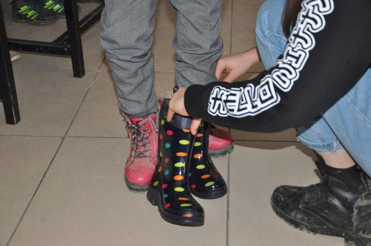 Kolej öğrencilerinden köy okulundaki öğrencilere destek G2