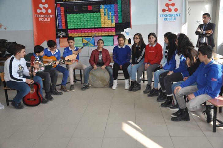 Kolej öğrencilerinden köy okulundaki öğrencilere destek G4