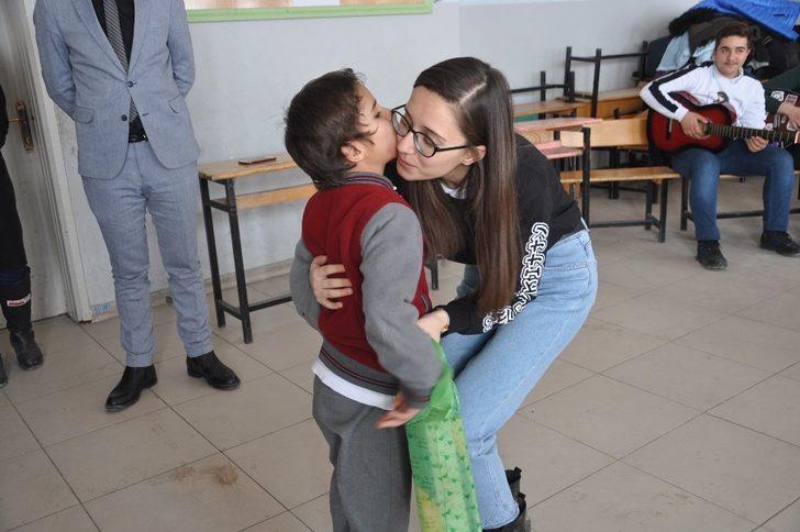 Kolej öğrencilerinden köy okulundaki öğrencilere destek G5