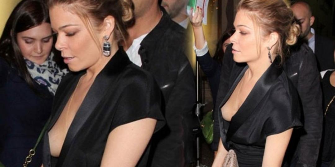 Derin dekolte başına dert oldu